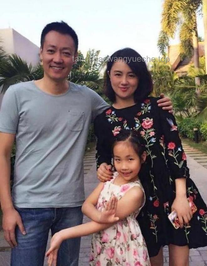 **51岁朱媛媛离世与女性强大定义的对比分析：自我实现VS外在拥有**